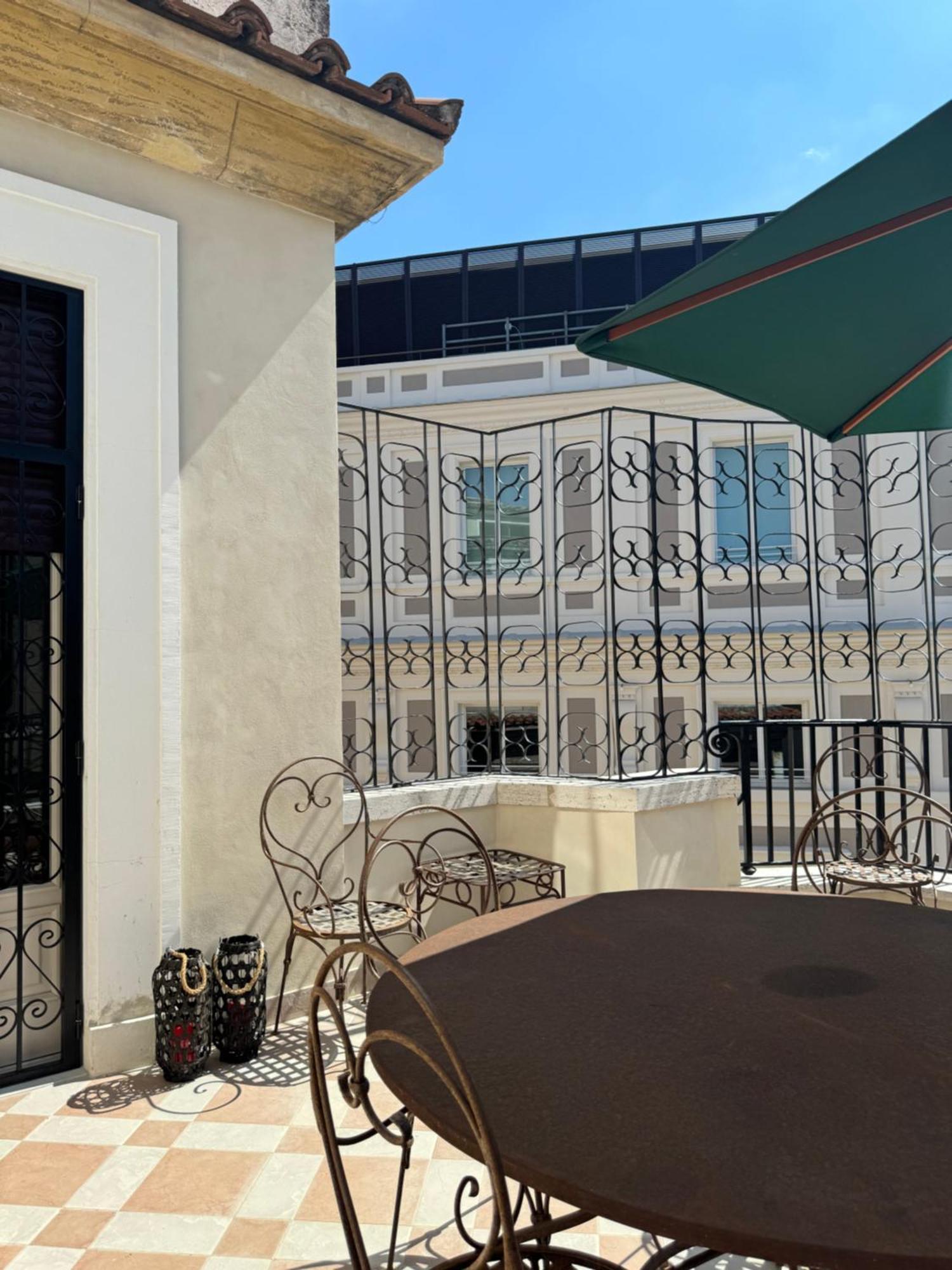 Elegante Con Terrazzo Apartment